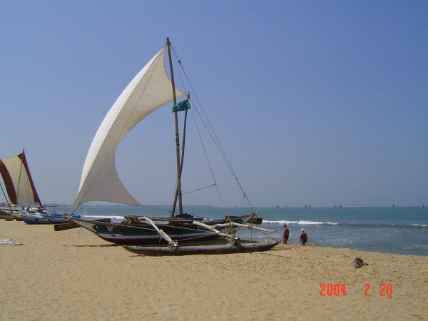 Катамаран на пляже в Негомбо